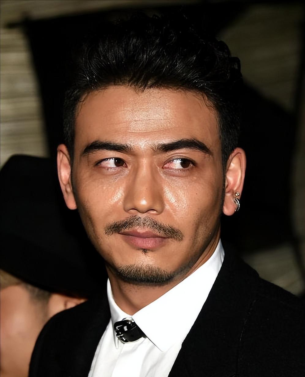 杨烁近况曝光，与妻子同框引热议