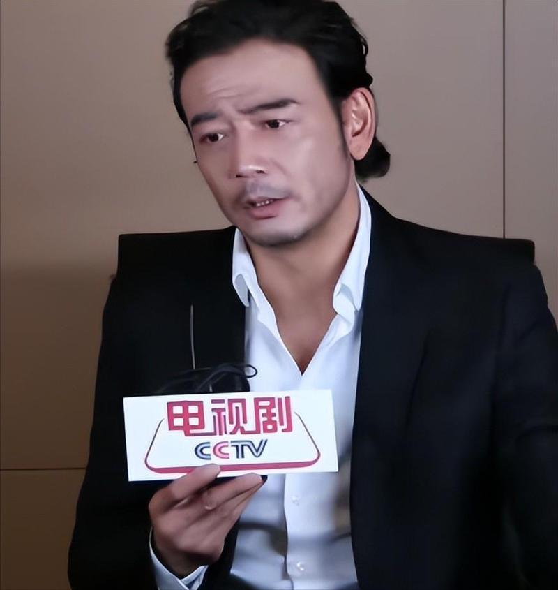 杨烁近况曝光，与妻子同框引热议