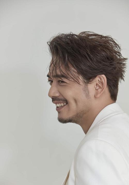 杨烁近况曝光，与妻子同框引热议