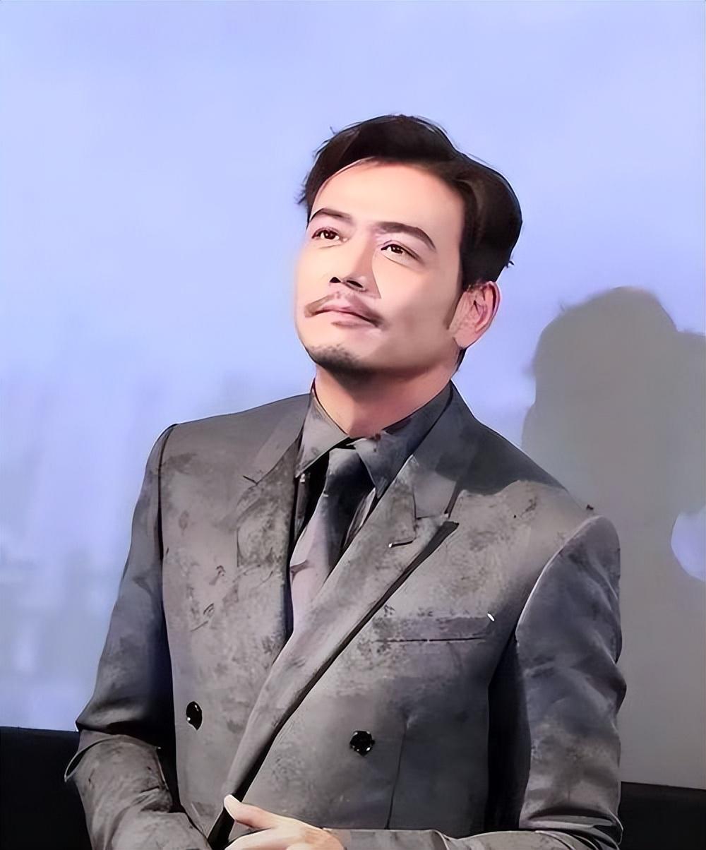 杨烁近况曝光，与妻子同框引热议
