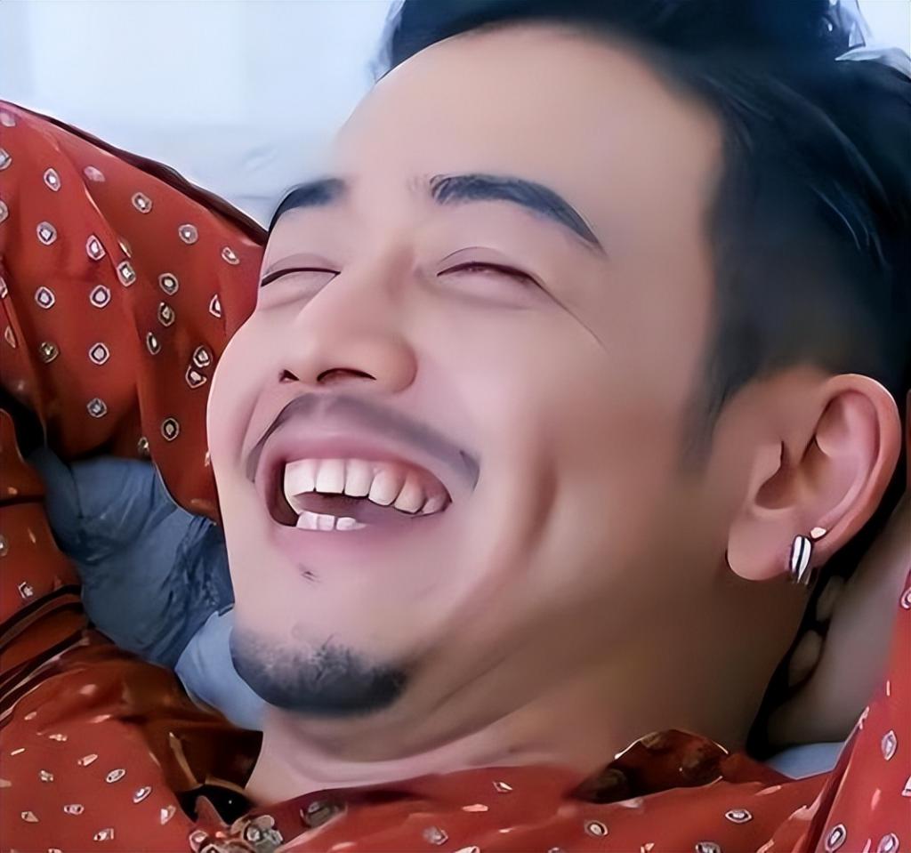 杨烁近况曝光，与妻子同框引热议
