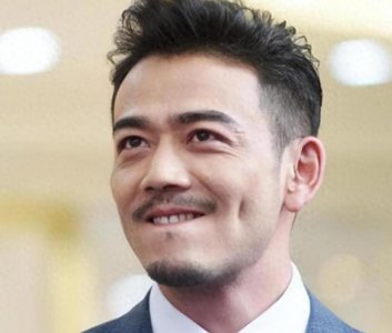 杨烁近况曝光，与妻子同框引热议