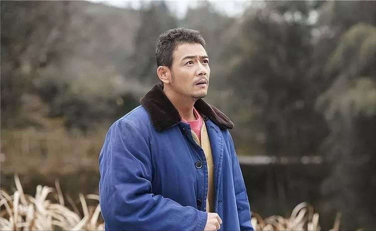 杨烁近况曝光，与妻子同框引热议
