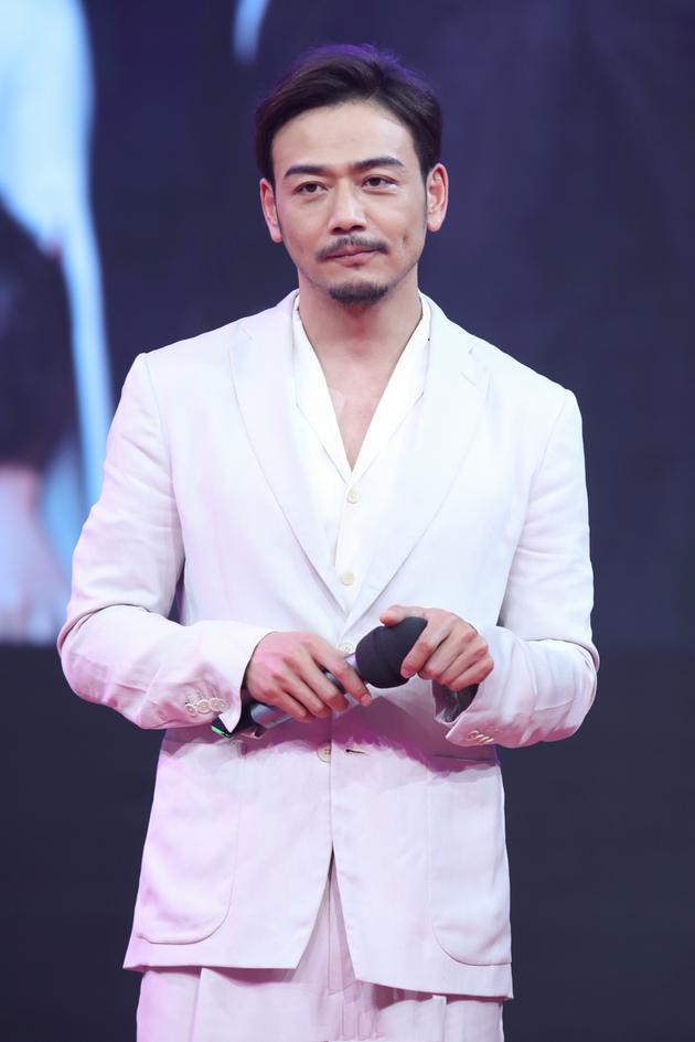 杨烁近况曝光，与妻子同框引热议