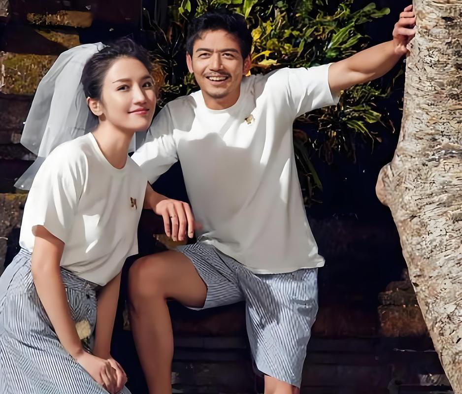 杨烁近况曝光，与妻子同框引热议