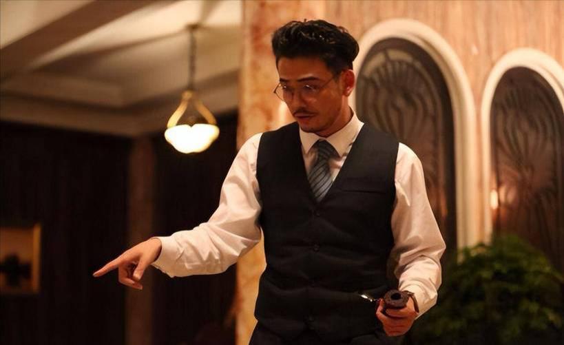 杨烁近况曝光，与妻子同框引热议