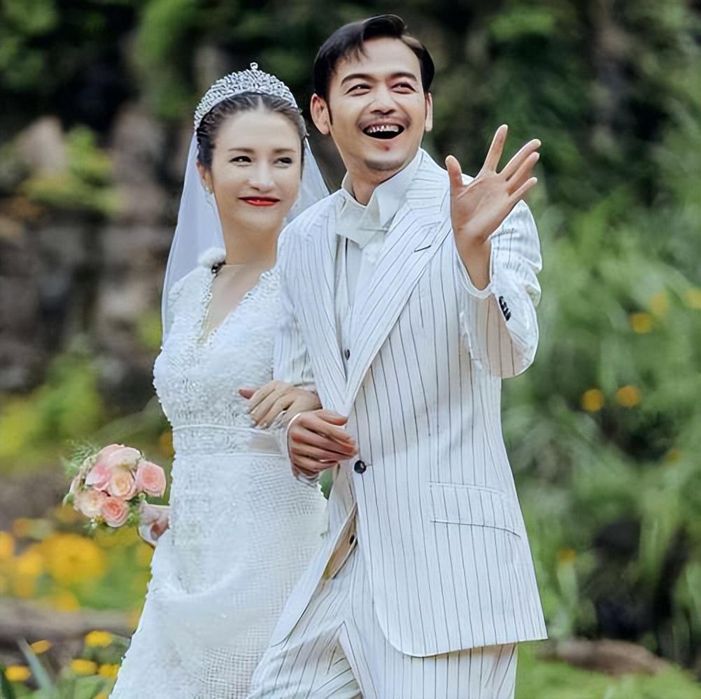 杨烁近况曝光，与妻子同框引热议