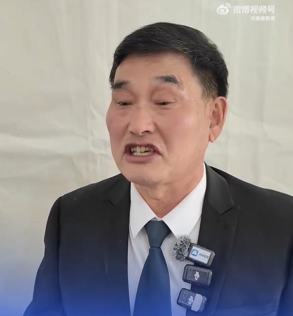 再次翻红的“大衣哥”朱之文回应为何不直播带货：大家喜欢我，咱就唱唱歌给大家带来快乐