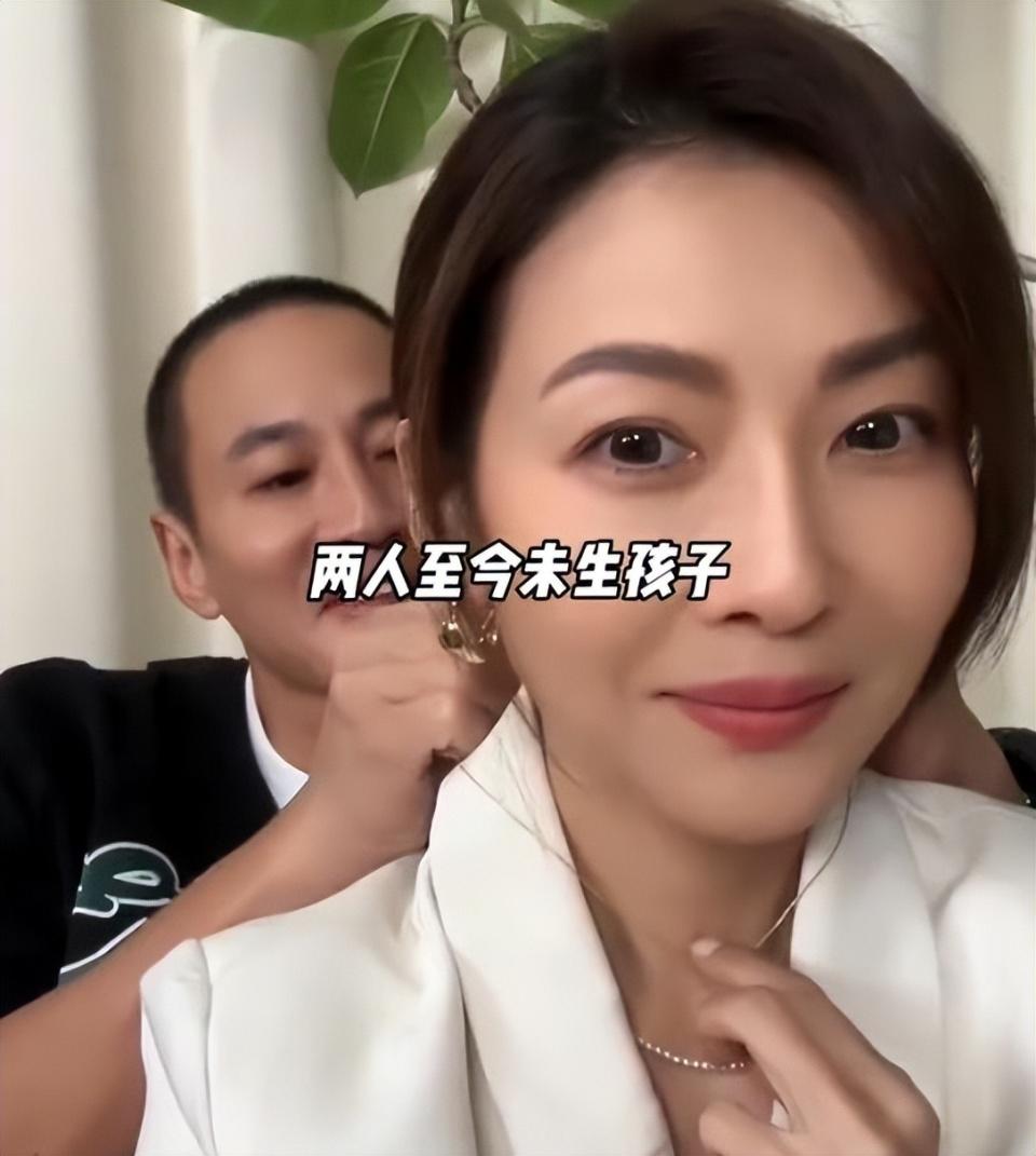 何润东夫妇结婚10年没生孩子！曾多次强调“顺其自然”，拒绝试管婴儿，原因曝光