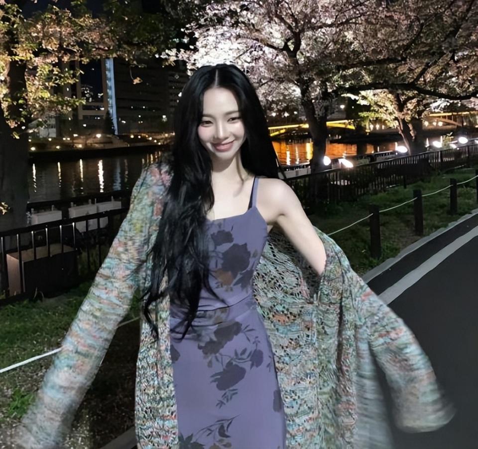 顶流女星柳智敏把92元的裙子穿出高级感，网友：长得好看就算套个麻袋都美啊