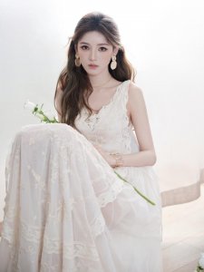 张予曦穿白色吊带裙 沉静优雅温婉俏丽