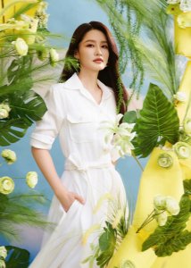 李沁穿纯白连衣裙气质清纯 笑容明媚