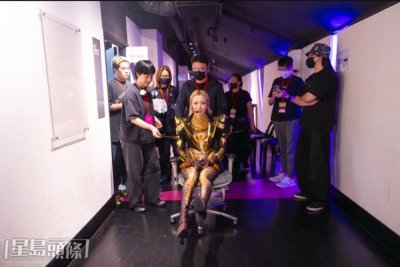 郑秀文马来西亚开唱造型多变，现场粉丝高呼“安仔”，天后甜蜜回应