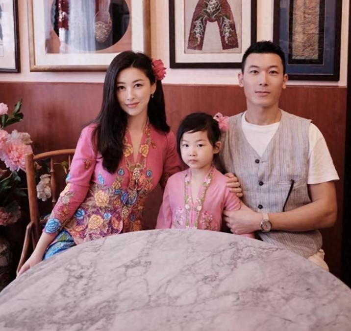 原来他们是夫妻！《蜜语纪》她火了，嫁给小2岁国家运动员女儿5岁