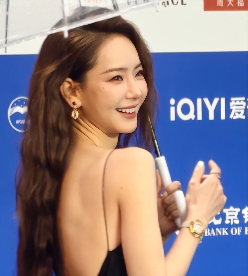 北影红毯：刘浩存含胸驼背不像北舞，舒淇太接地气被质疑想带货