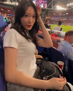 李小鹏14岁女儿近照曝光！长相气质像妈妈，网友：真是女大十八变