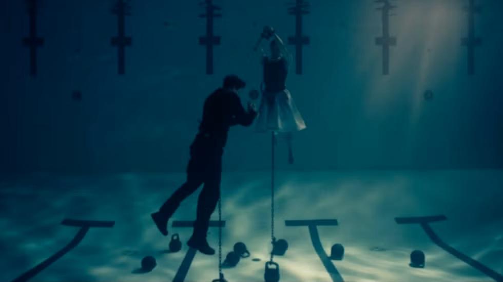 美顶流纯欲女神演《穿普拉达的女王2》被删光！热衷秀身体黑历史太多，成全网笑柄？
