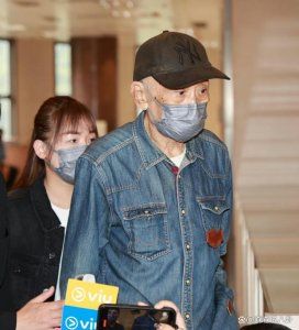 81岁港星李家鼎为前妻守灵到天黑，心力憔悴吃泡面充饥，双手发抖瘦脱相