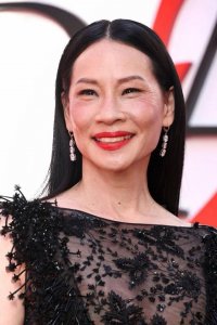 刘玉玲黑色渔网裙亮相《穿普拉达的女王2》首映，网友：造型很难评