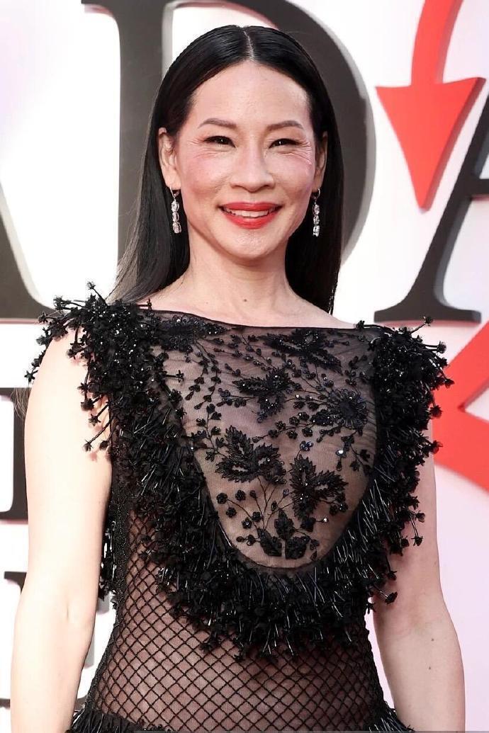 刘玉玲黑色渔网裙亮相《穿普拉达的女王2》首映，网友：造型很难评