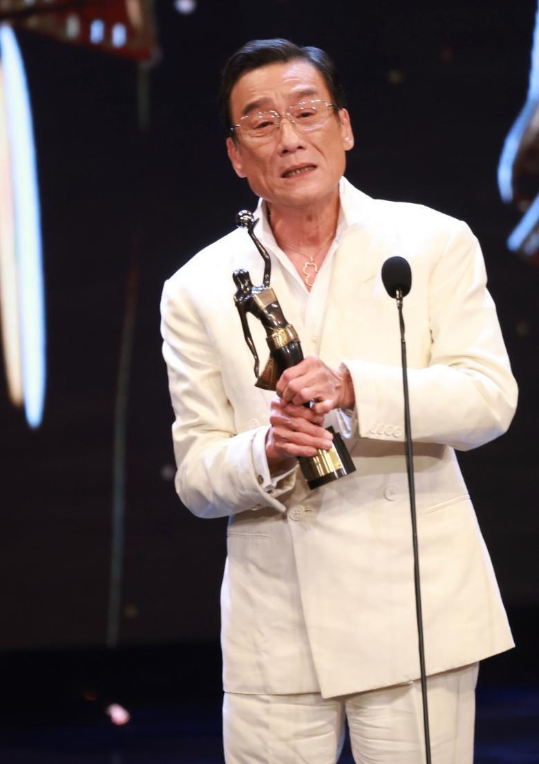 梁家辉拿影帝哽咽感激家人，次日就探望混血外孙，祖孙亲吻好温馨