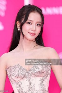 金智秀香槟粉公主裙亮相戛纳电视剧节，网友：“美疯法兰西”