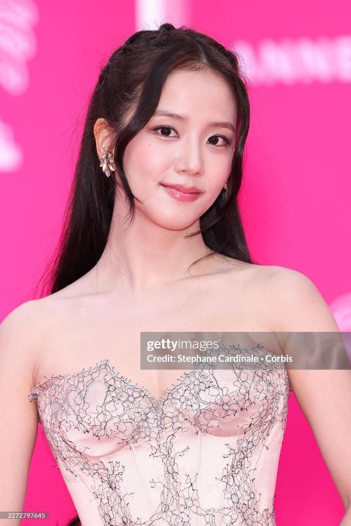 金智秀香槟粉公主裙亮相戛纳电视剧节，网友：“美疯法兰西”