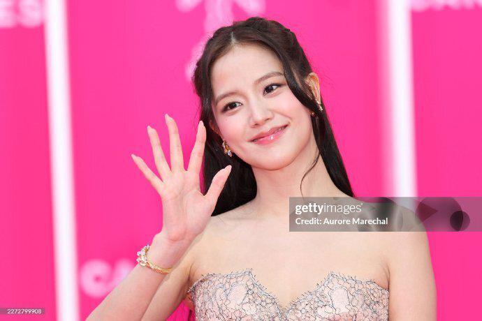 金智秀香槟粉公主裙亮相戛纳电视剧节，网友：“美疯法兰西”