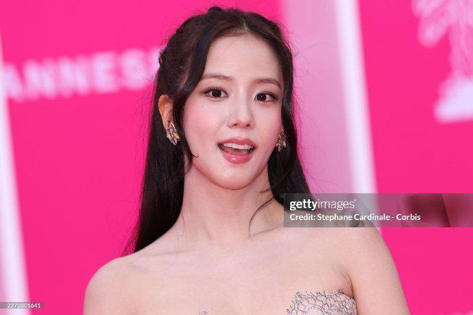 金智秀香槟粉公主裙亮相戛纳电视剧节，网友：“美疯法兰西”