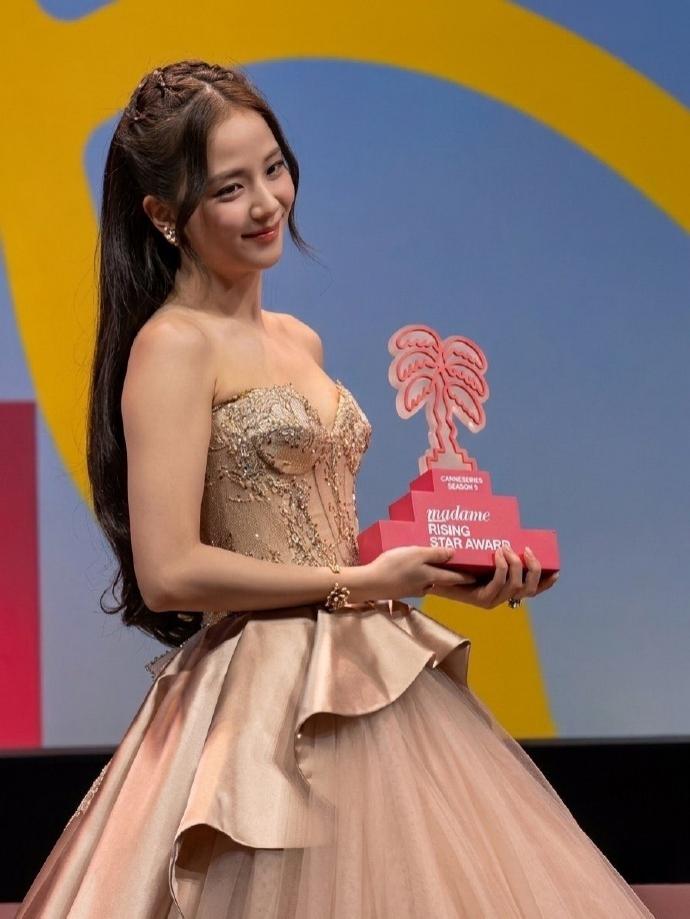 金智秀香槟粉公主裙亮相戛纳电视剧节，网友：“美疯法兰西”
