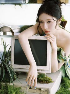 李兰迪穿绿色斜肩裙 化身时髦职场女郎