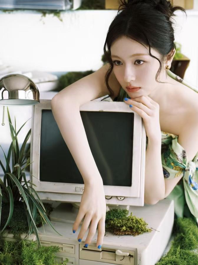 李兰迪穿绿色斜肩裙 化身时髦职场女郎