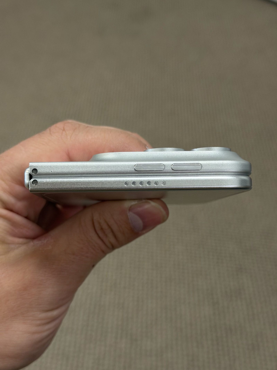 iPhone Ultra模型对比照曝光 展开后比iPad mini略小 折叠厚度或达11mm