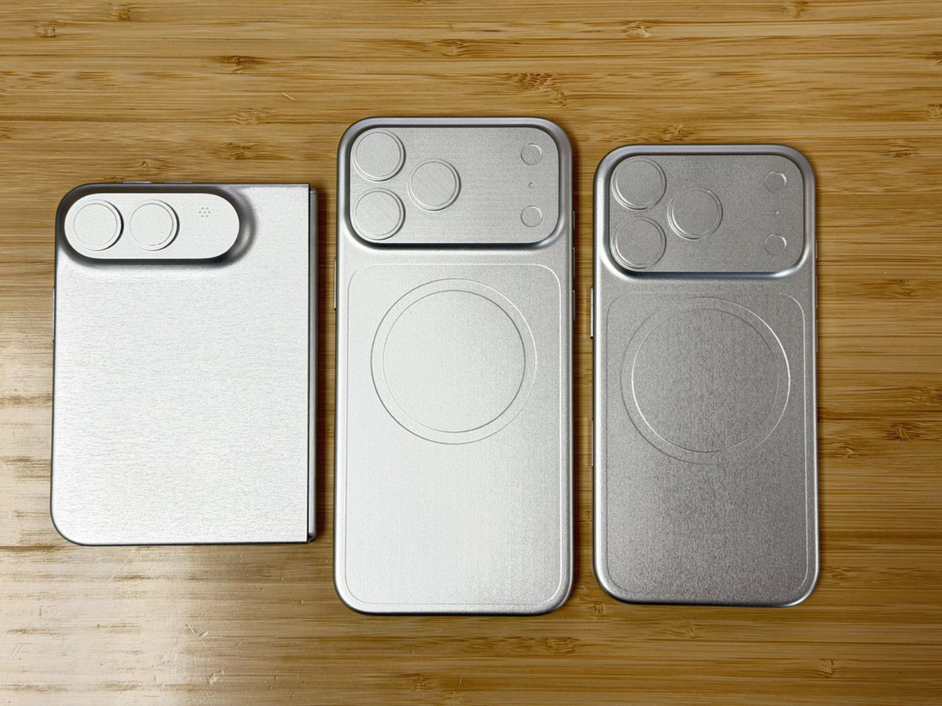 iPhone Ultra模型对比照曝光 展开后比iPad mini略小 折叠厚度或达11mm