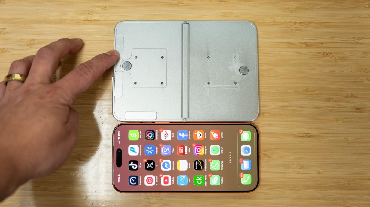 iPhone Ultra模型对比照曝光 展开后比iPad mini略小 折叠厚度或达11mm