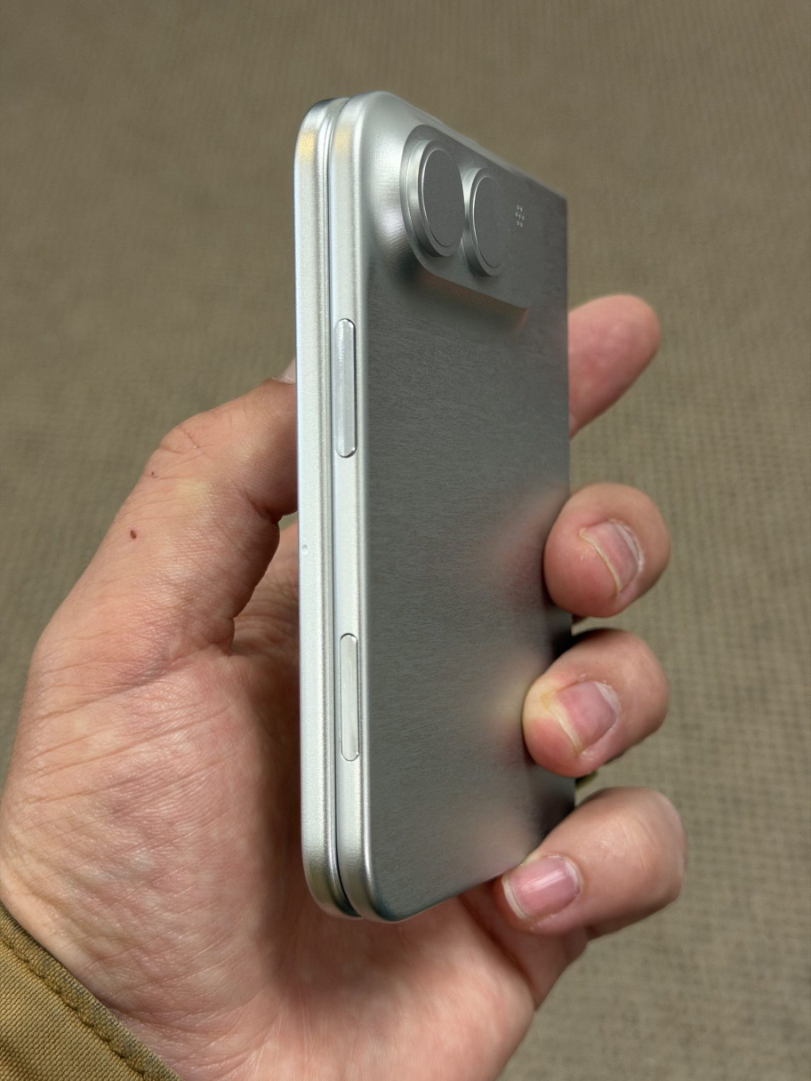 iPhone Ultra模型对比照曝光 展开后比iPad mini略小 折叠厚度或达11mm