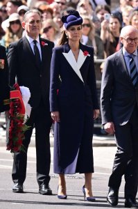 凯特王妃独自闪耀军团活动，踩10厘米鞋跟英气十足；和威廉的甜蜜唇语曝光
