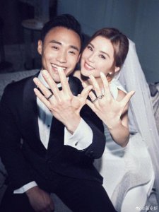 英皇演唱会：万人高呼阿Sa新婚快乐，容祖儿哭了，张敬轩正常演出