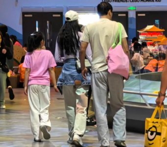 范志毅陪妻女游玩，9岁女儿身高惊人，小17岁老婆瘦但仍有双下巴