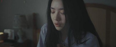 拖了35年才上映，首日仅393万，我感慨：票房之王也救不了港片