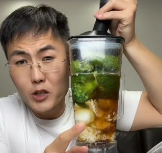 网红因减肥而火，一年狂掉107斤，网友调侃他对自己太狠了
