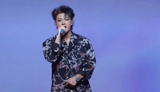 黄子韬演唱会送卫生巾 正在为演唱会努力减脂