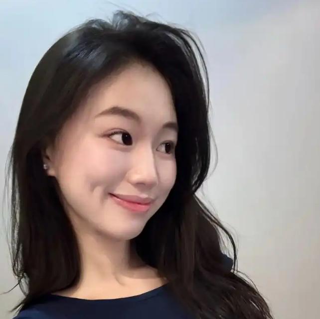 女网红发视频被质疑,酒窝大的有点夸张,她直言是天生的