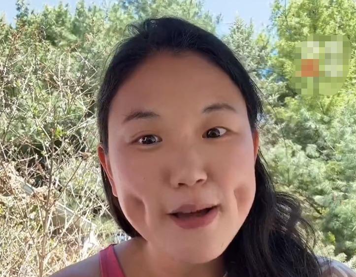 女网红发视频被质疑,酒窝大的有点夸张,她直言是天生的