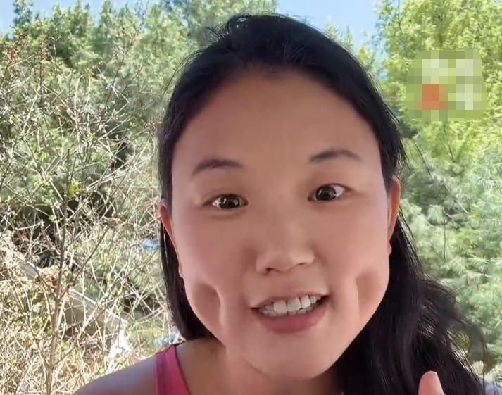 女网红发视频被质疑,酒窝大的有点夸张,她直言是天生的