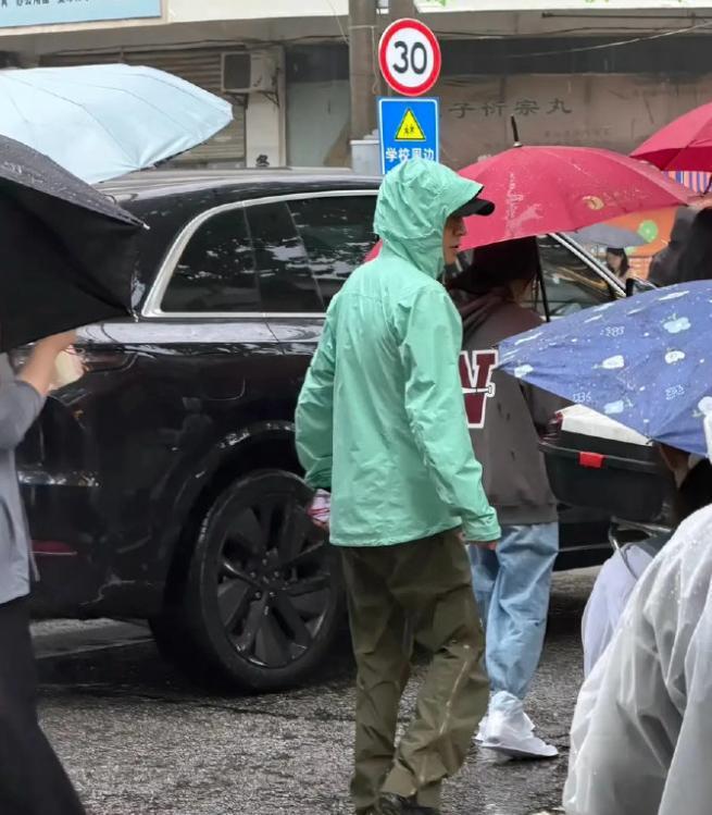 撒贝宁设宴款待妻子娘家人,冒雨游武汉,岳父母对女婿非常满意