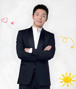 撒贝宁设宴款待妻子娘家人，冒雨游武汉，岳父母对女婿非常满意
