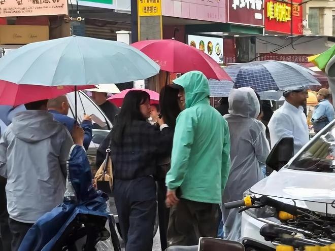 撒贝宁设宴款待妻子娘家人,冒雨游武汉,岳父母对女婿非常满意