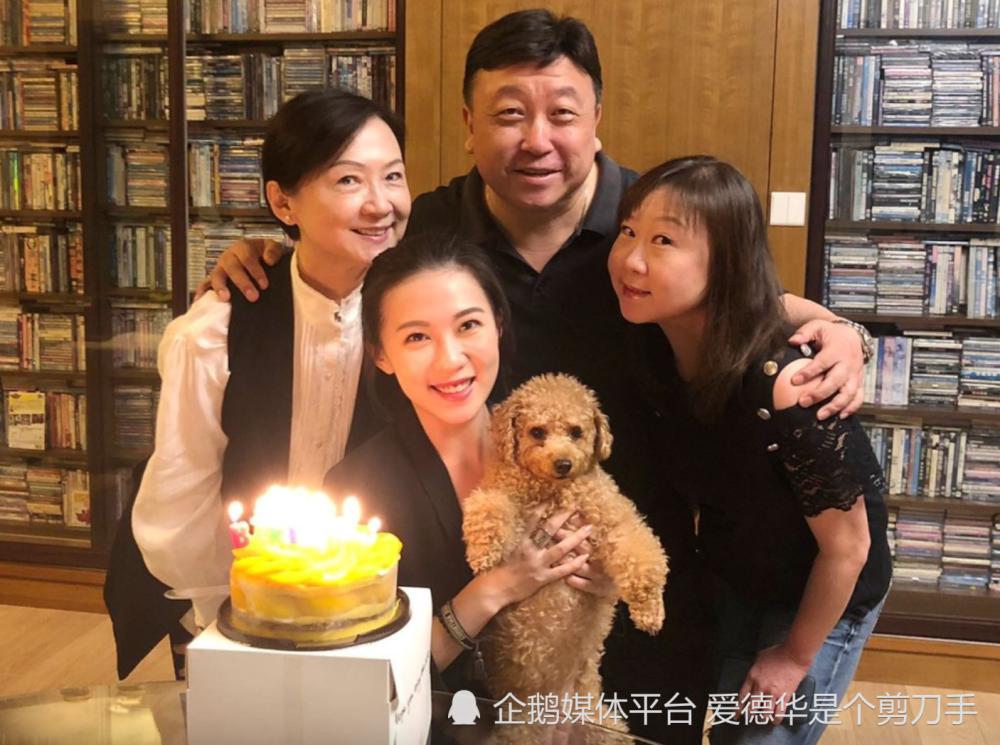 王晶71岁生日全家福曝光!“晶嫂”罕见现身,曾是空姐气质优雅