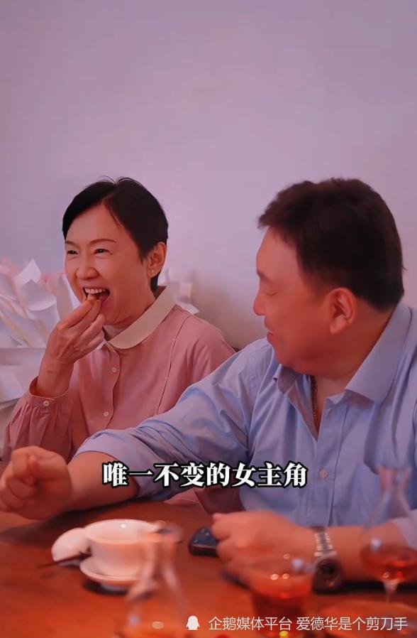 王晶71岁生日全家福曝光!“晶嫂”罕见现身,曾是空姐气质优雅